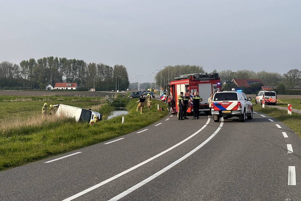 Bestelbus vliegt uit de bocht en eindigt in sloot