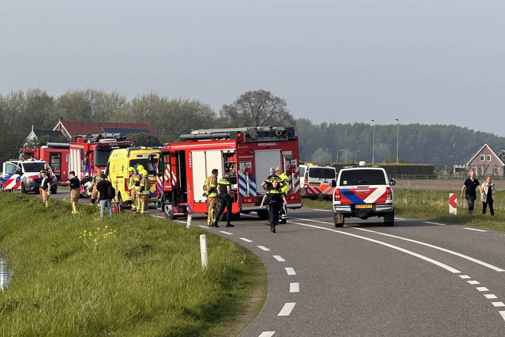 Bestelbus vliegt uit de bocht en eindigt in sloot