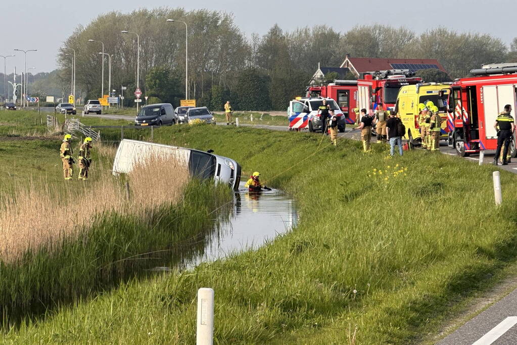 Bestelbus vliegt uit de bocht en eindigt in sloot