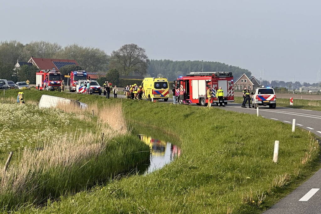 Bestelbus vliegt uit de bocht en eindigt in sloot