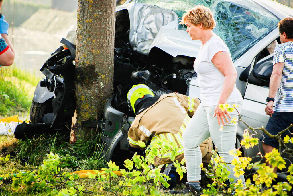 Persoon bekneld na zwaar ongeval tegen boom