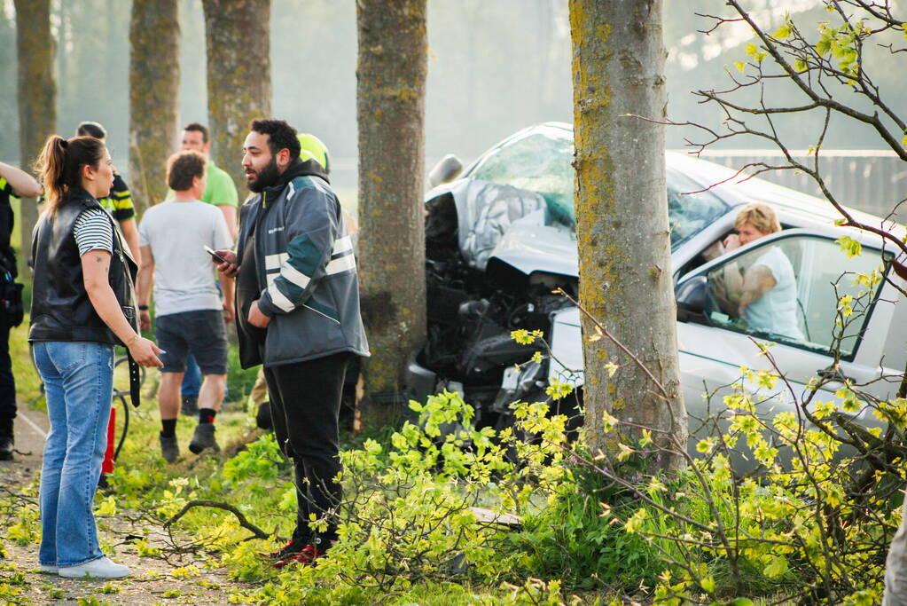 Persoon bekneld na zwaar ongeval tegen boom