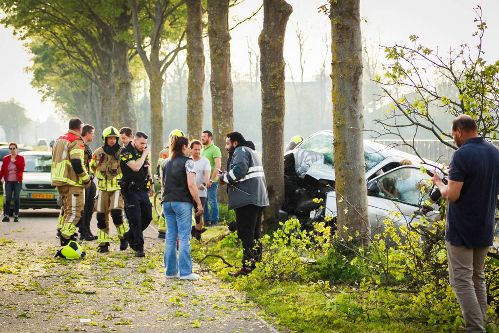 Persoon bekneld na zwaar ongeval tegen boom