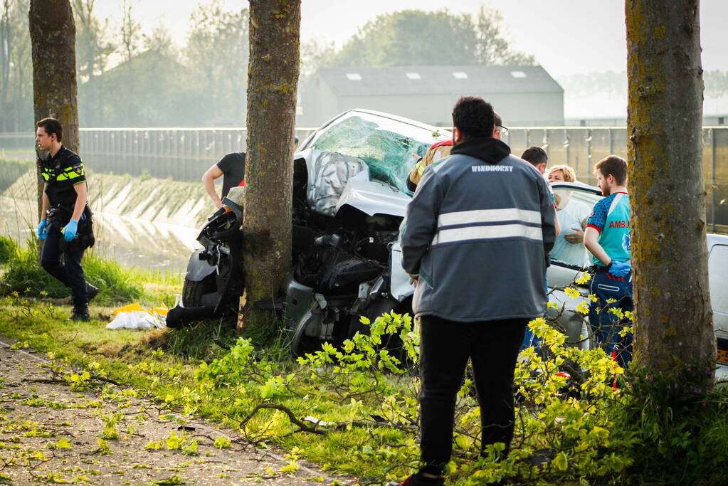 Persoon bekneld na zwaar ongeval tegen boom