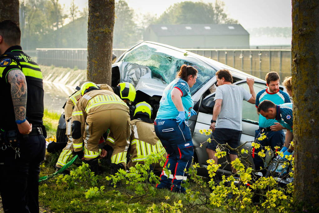 Persoon bekneld na zwaar ongeval tegen boom