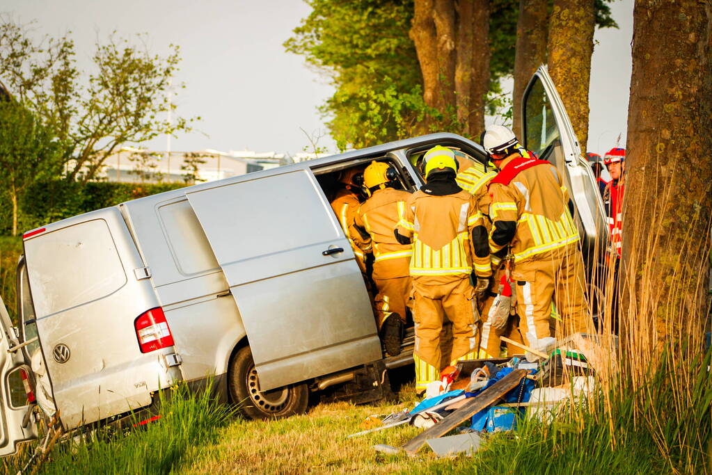 Persoon bekneld na zwaar ongeval tegen boom