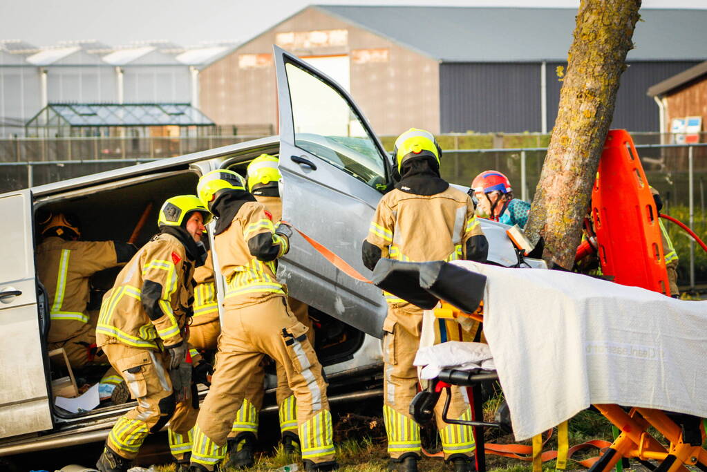 Persoon bekneld na zwaar ongeval tegen boom