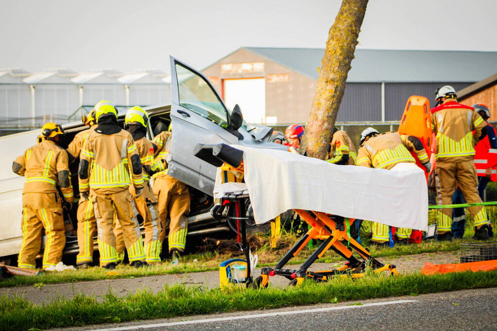 Persoon bekneld na zwaar ongeval tegen boom