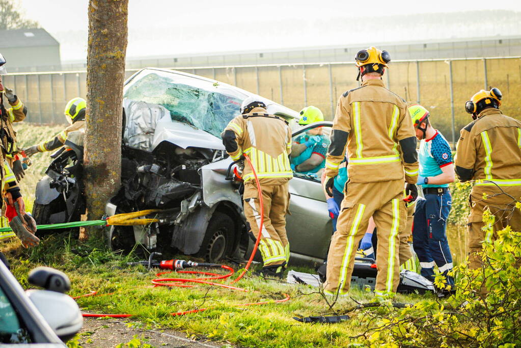 Persoon bekneld na zwaar ongeval tegen boom