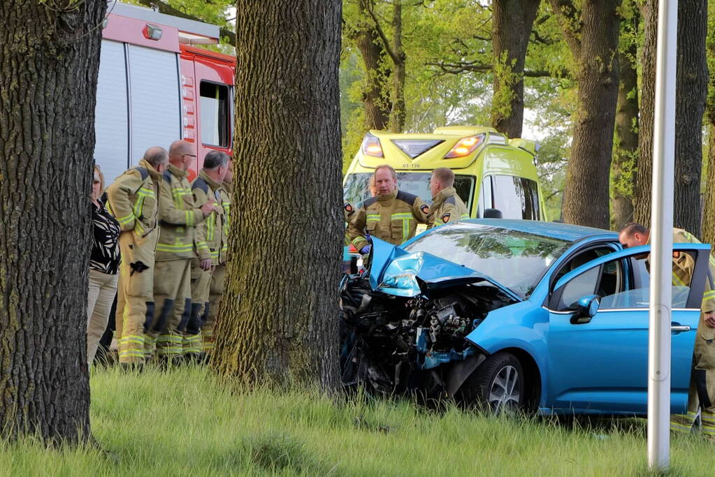 Bestuurder ernstig gewond na frontale botsing tegen boom