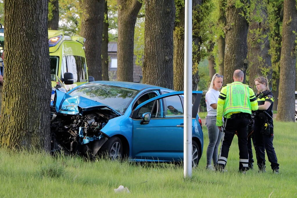 Bestuurder ernstig gewond na frontale botsing tegen boom