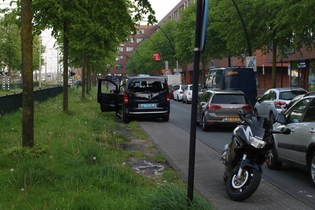 Motorrijder klapt achterop taxibus