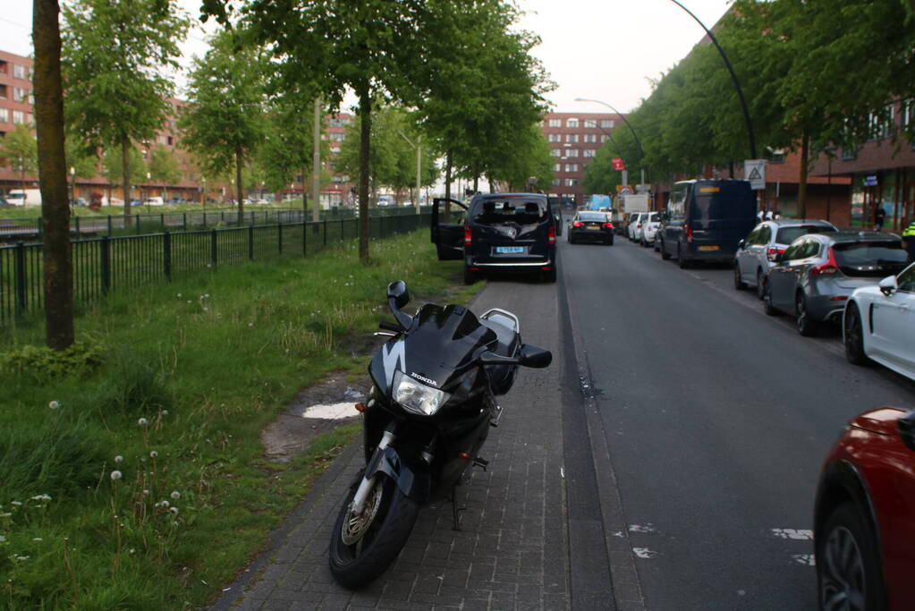 Motorrijder klapt achterop taxibus