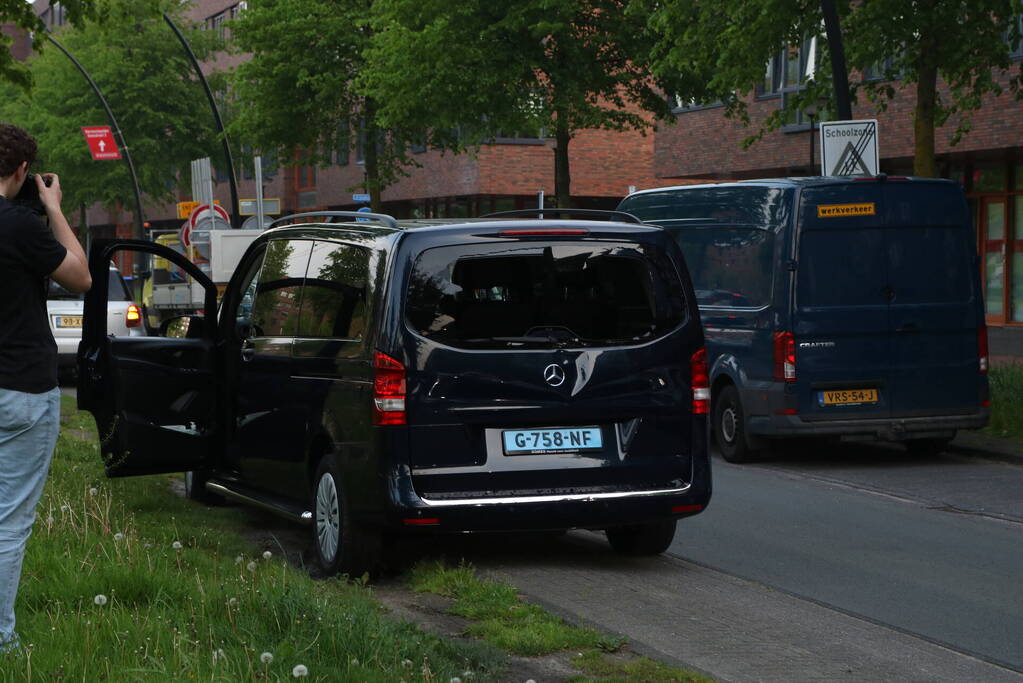 Motorrijder klapt achterop taxibus