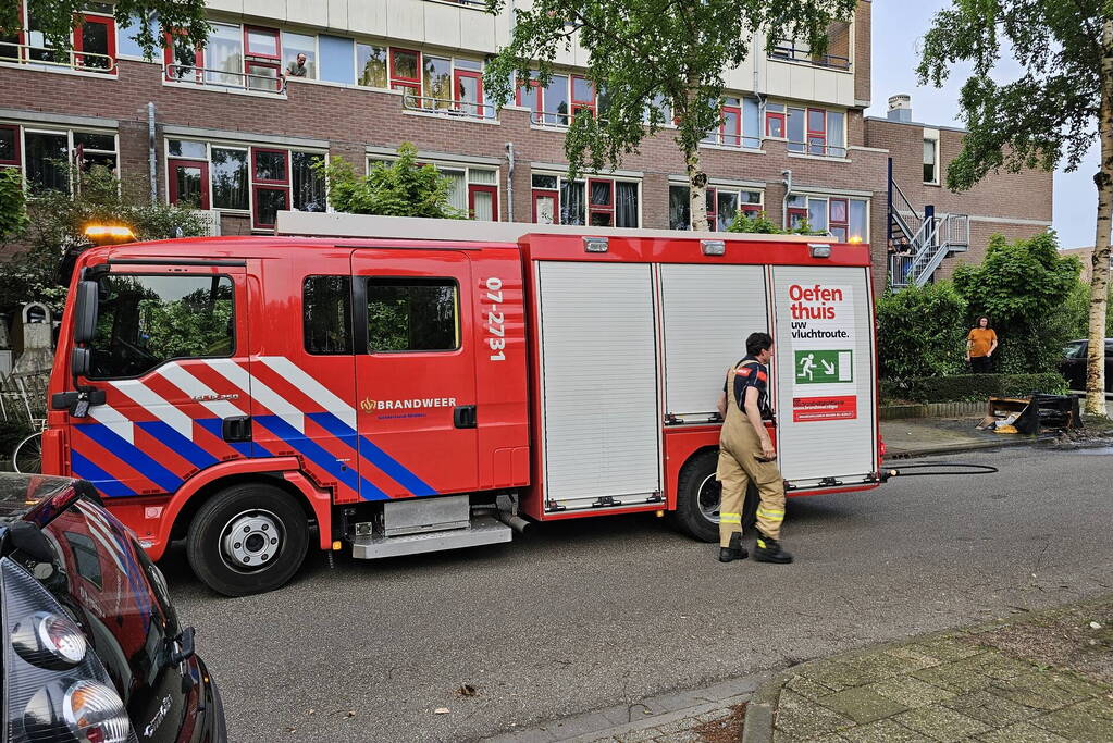 Loveseat op straat gezet en in de fik gestoken