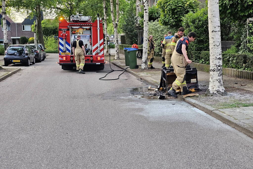 Loveseat op straat gezet en in de fik gestoken