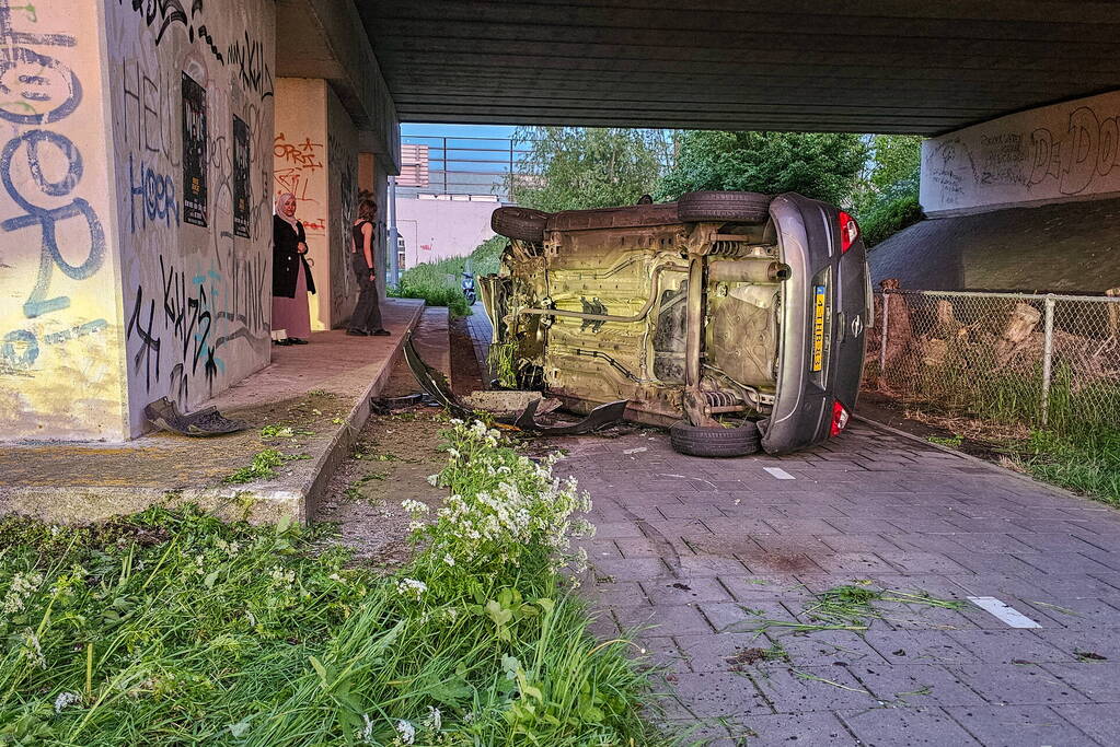 Arrestatie nadat automobilist op zijn kant raakt