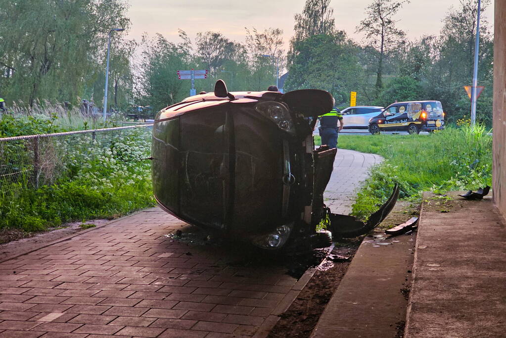 Arrestatie nadat automobilist op zijn kant raakt