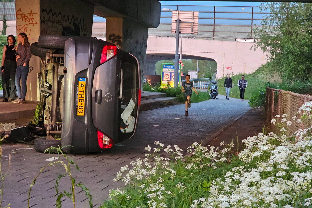 Arrestatie nadat automobilist op zijn kant raakt