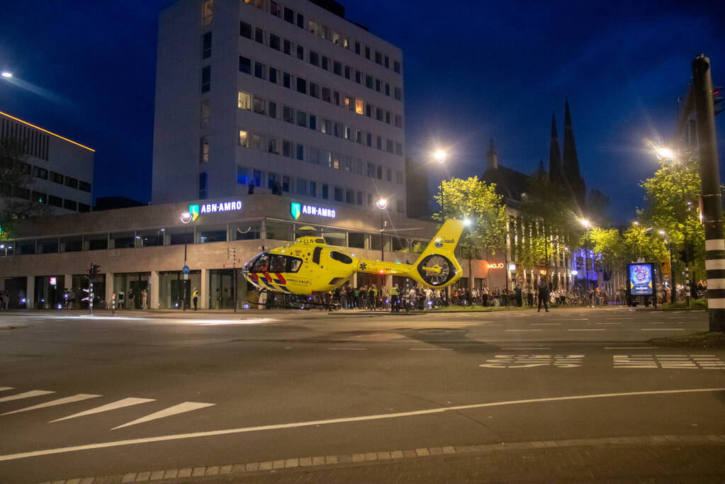 Traumahelikopter landt op kruising voor medische noodsituatie in bioscoop