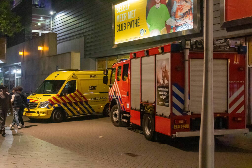 Traumahelikopter landt op kruising voor medische noodsituatie in bioscoop