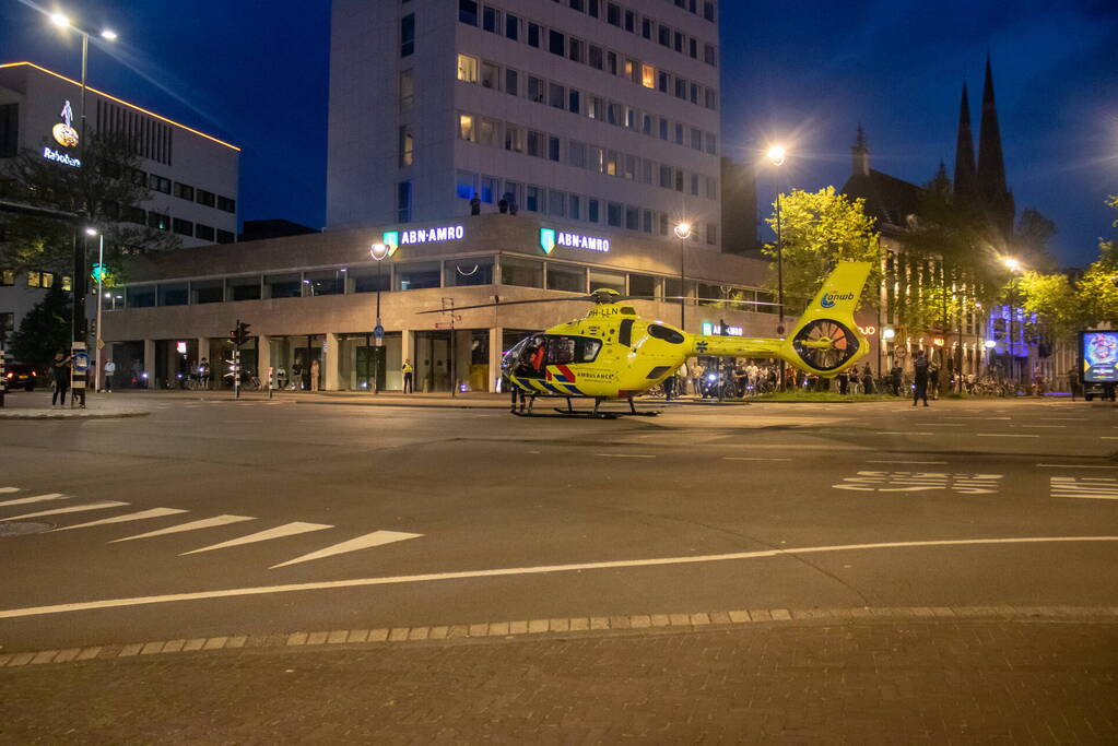 Traumahelikopter landt op kruising voor medische noodsituatie in bioscoop