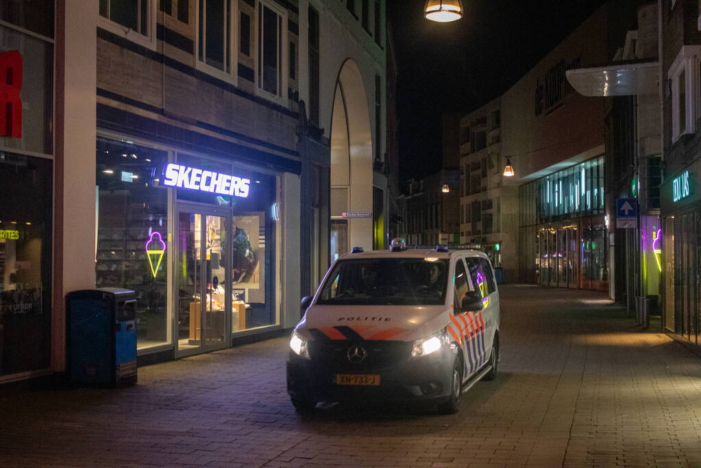 Jongen met mes gestoken op straat