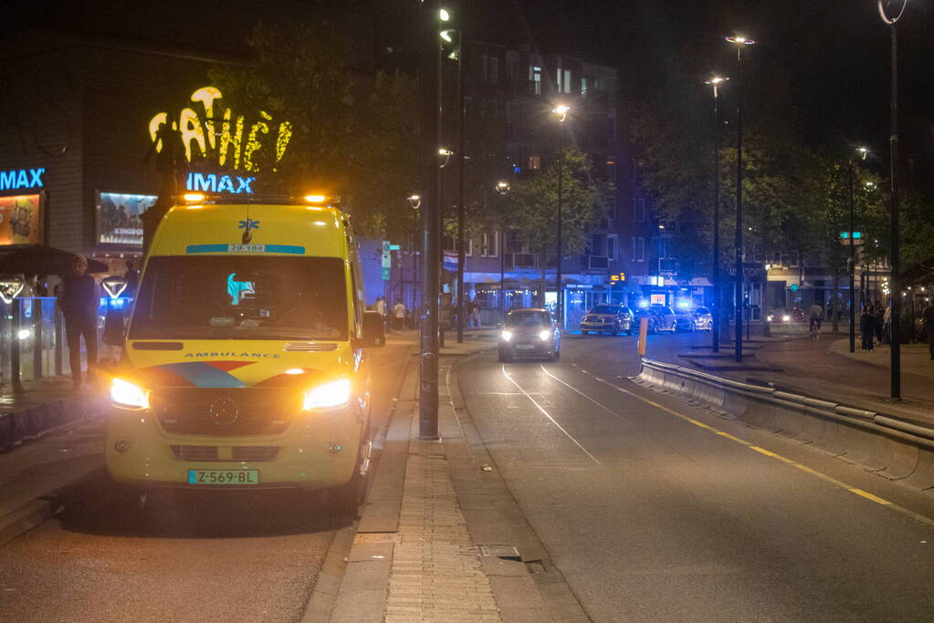 Jongen met mes gestoken op straat