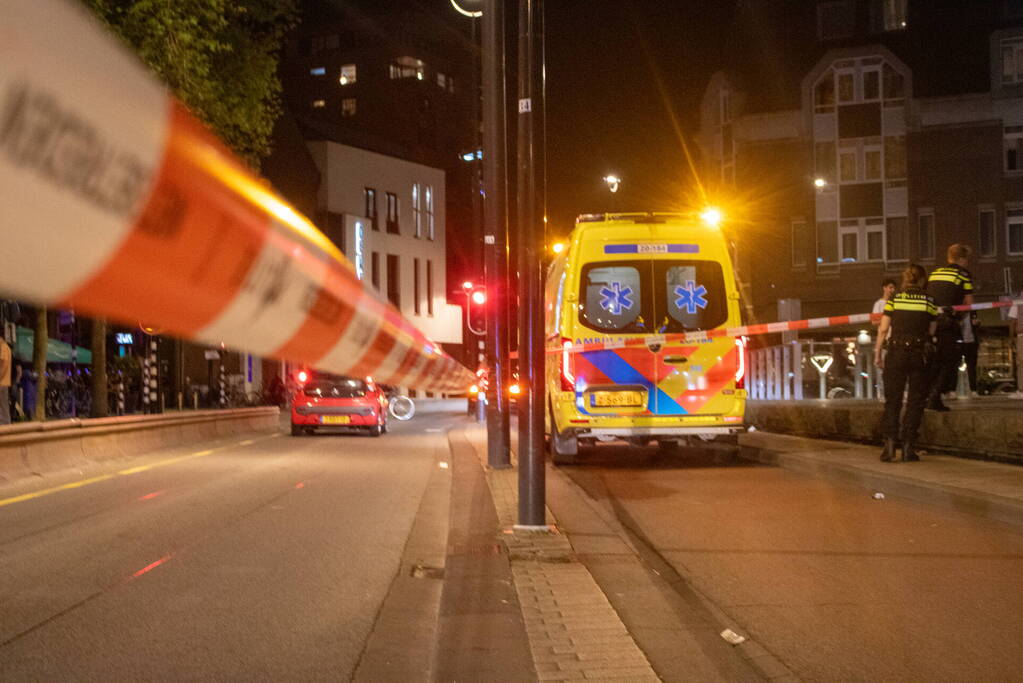 Jongen met mes gestoken op straat