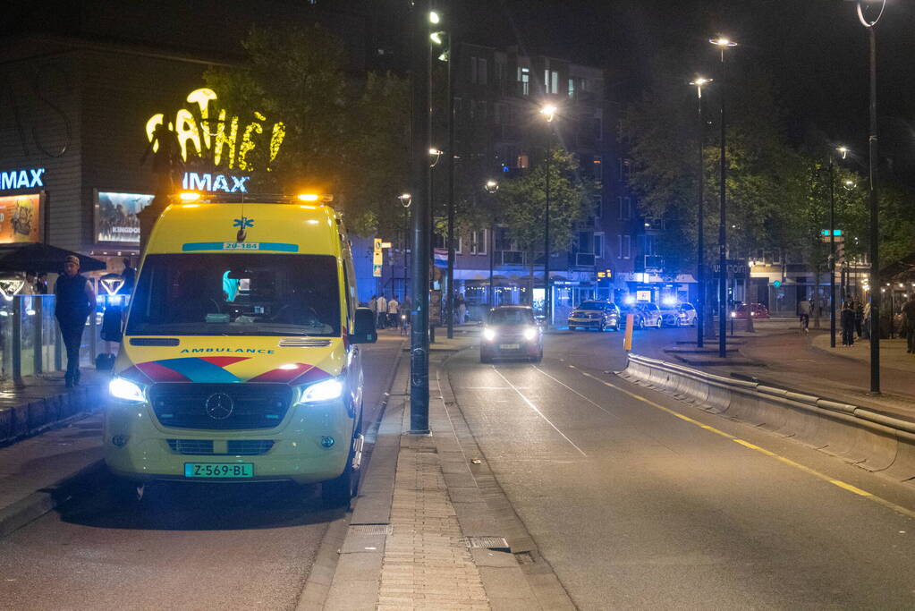 Jongen met mes gestoken op straat