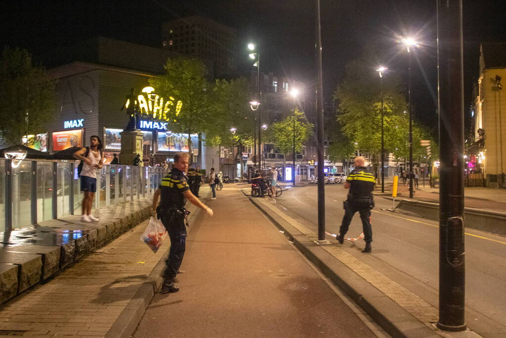 Jongen met mes gestoken op straat