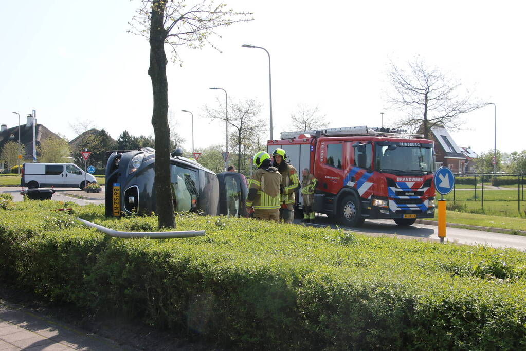 Auto belandt op zijkant, bestuurder gewond