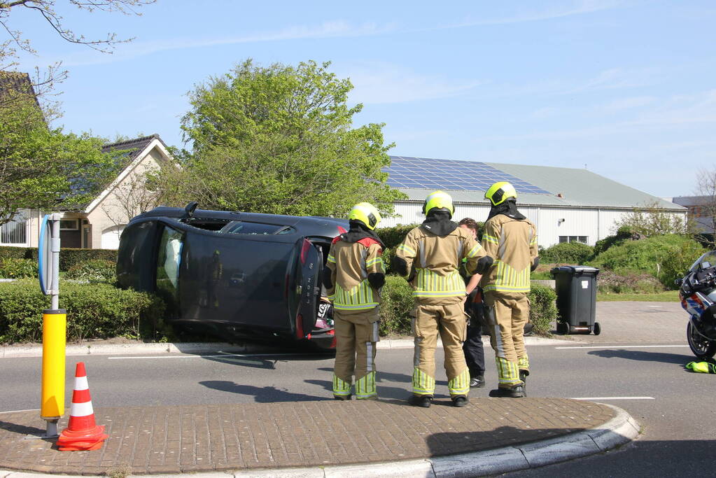 Auto belandt op zijkant, bestuurder gewond