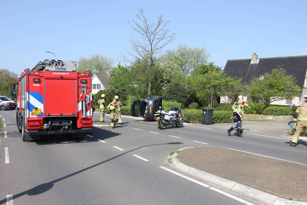 Auto belandt op zijkant, bestuurder gewond