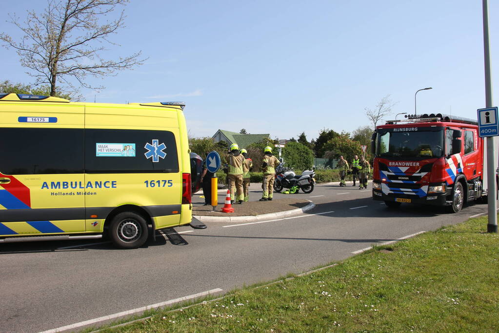 Auto belandt op zijkant, bestuurder gewond