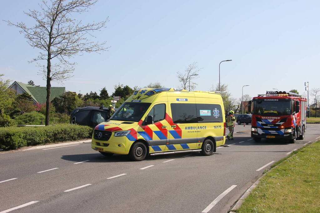 Auto belandt op zijkant, bestuurder gewond