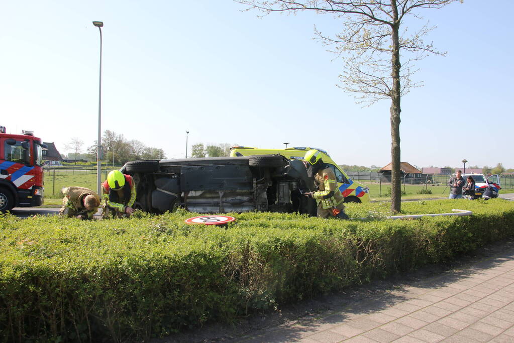 Auto belandt op zijkant, bestuurder gewond