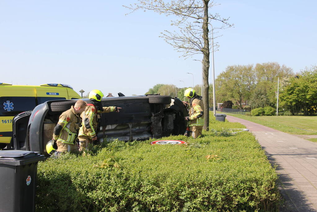 Auto belandt op zijkant, bestuurder gewond