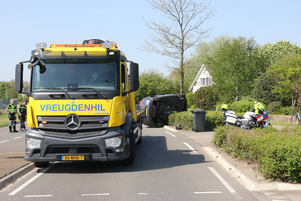 Auto belandt op zijkant, bestuurder gewond