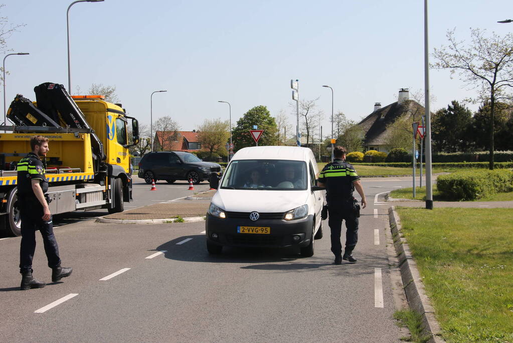 Auto belandt op zijkant, bestuurder gewond