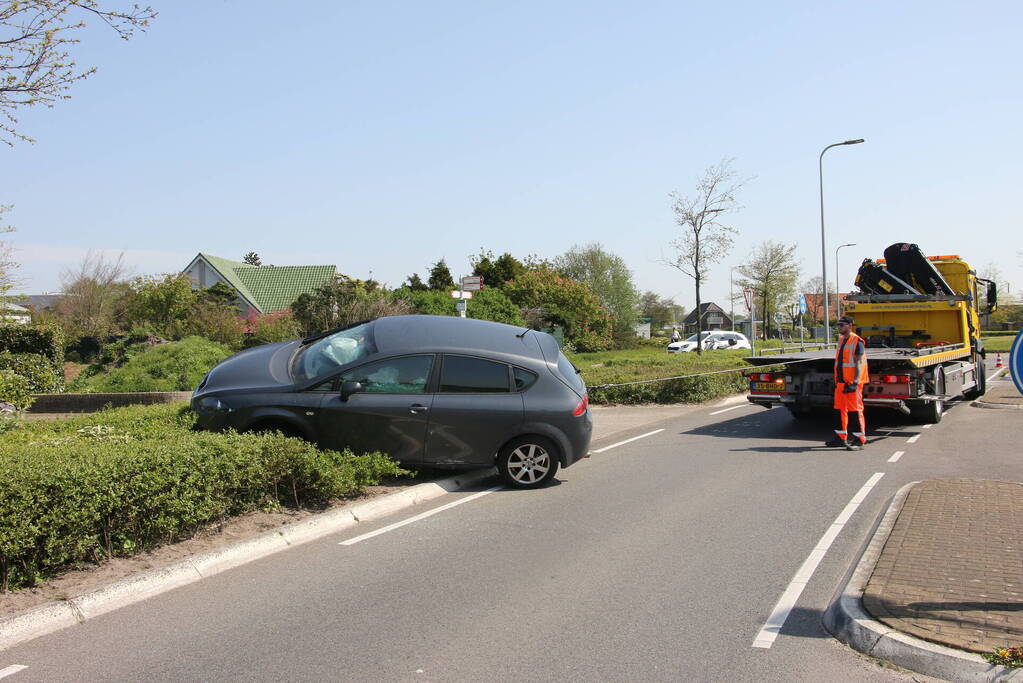 Auto belandt op zijkant, bestuurder gewond