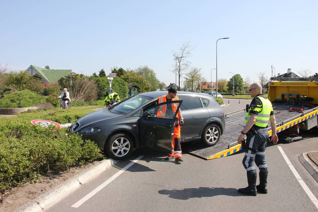 Auto belandt op zijkant, bestuurder gewond