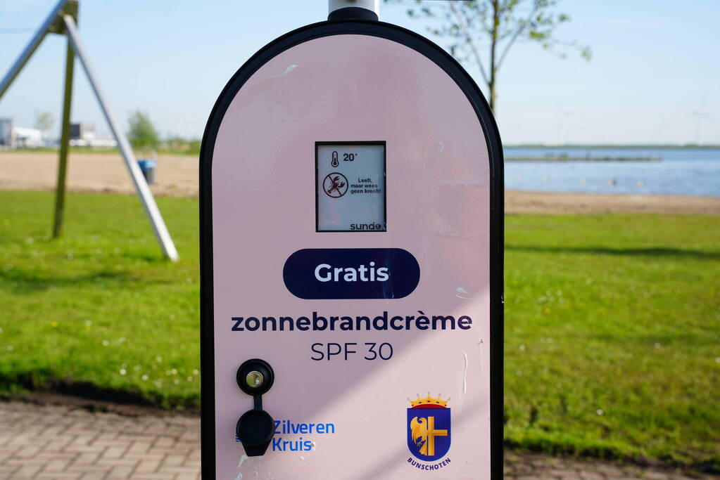 Twee zonnebrandcrèmepalen geplaatst