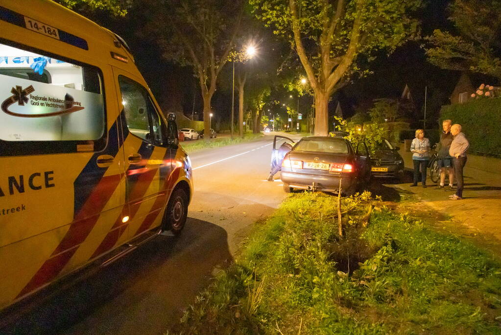 Automobiliste botst tegen twee geparkeerde auto's