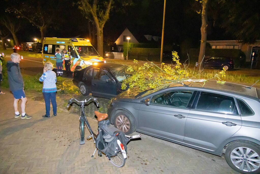 Automobiliste botst tegen twee geparkeerde auto's