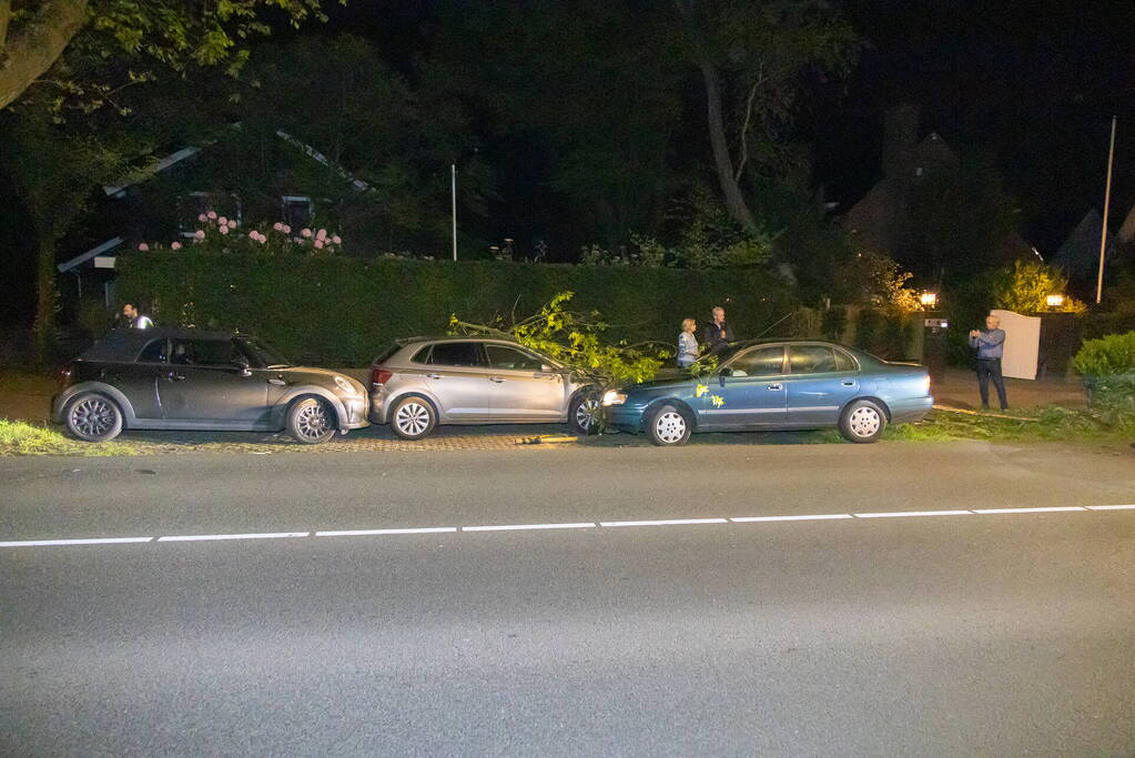 Automobiliste botst tegen twee geparkeerde auto's