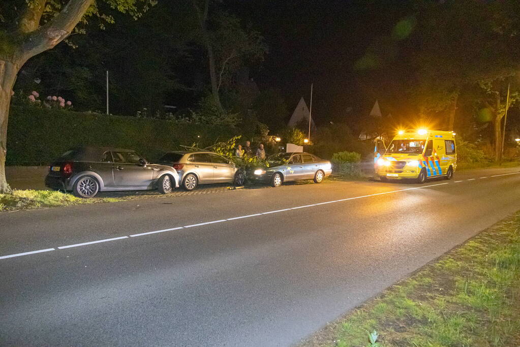 Automobiliste botst tegen twee geparkeerde auto's