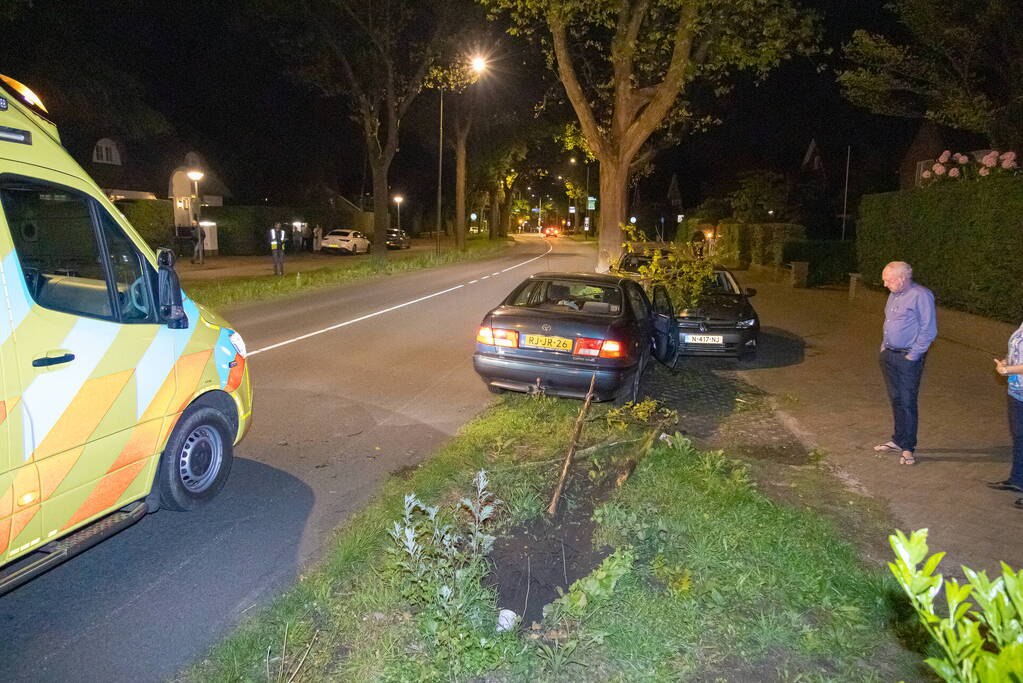 Automobiliste botst tegen twee geparkeerde auto's