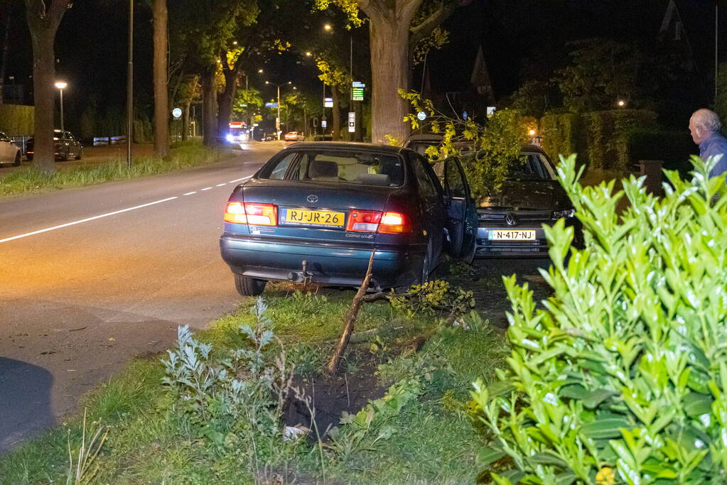 Automobiliste botst tegen twee geparkeerde auto's