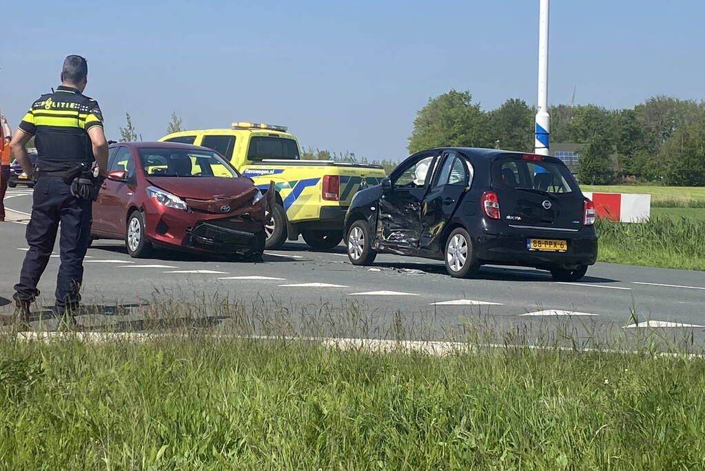 Schade na botsing tussen twee voertuigen